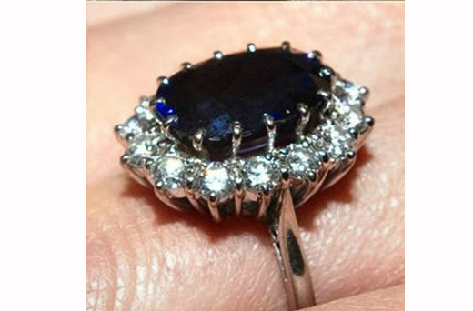 Сапфировый перстень в оправе из бриллиантов - венчальное кольцо, доставшееся Атосу от матери, которое он в свою очередь подарил жене - Миледи.