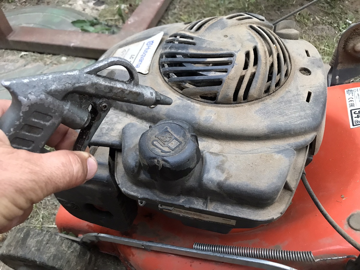 Очищаем кослику от пыли и грязи сжатым воздухом. Фото Тищенко Василий.