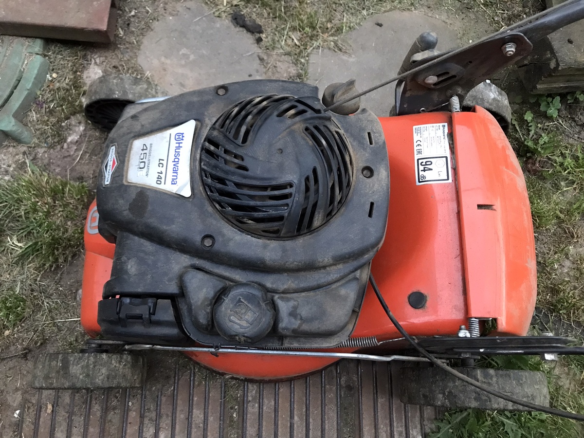 Чистая газонокосилка. Фото Тищенко Василий.