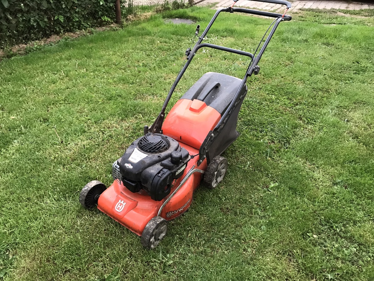 Газонокосилка с травосборником. Фото Тищенко Василий.