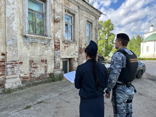 В Твери приставы добились сноса незаконной постройки