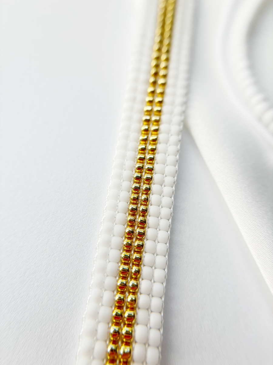 Изящное полотно из бисера добавляющей нотку роскоши.