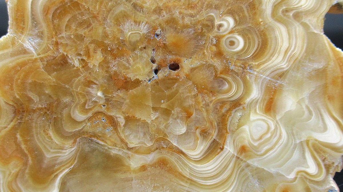 Издали похож на агат, но трещиноватости и рыхлость подсказывают мягкую натуру камня.