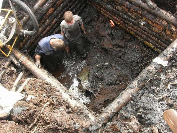 Работа поискового отряда "Северо-Запад". Парни достают со дна болота Ил-2