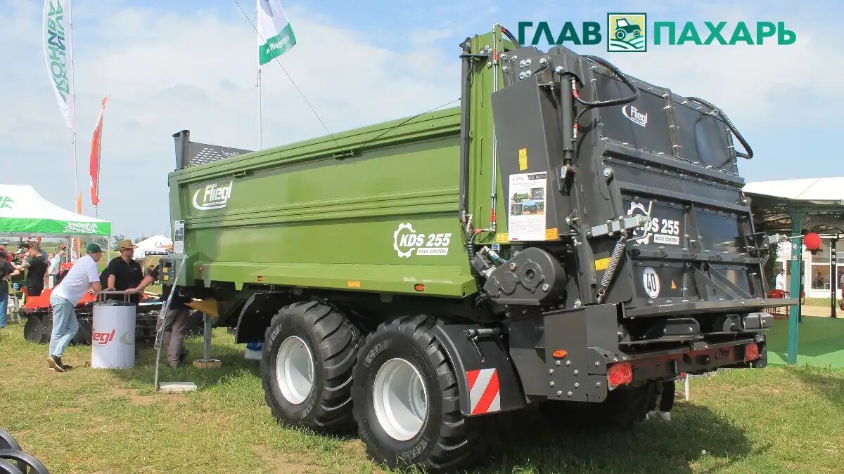 Фото: © Артём Борисов / Glavpahar.ru
Навозоразбрасыватель Fliegl KDS 255 Muck Control
