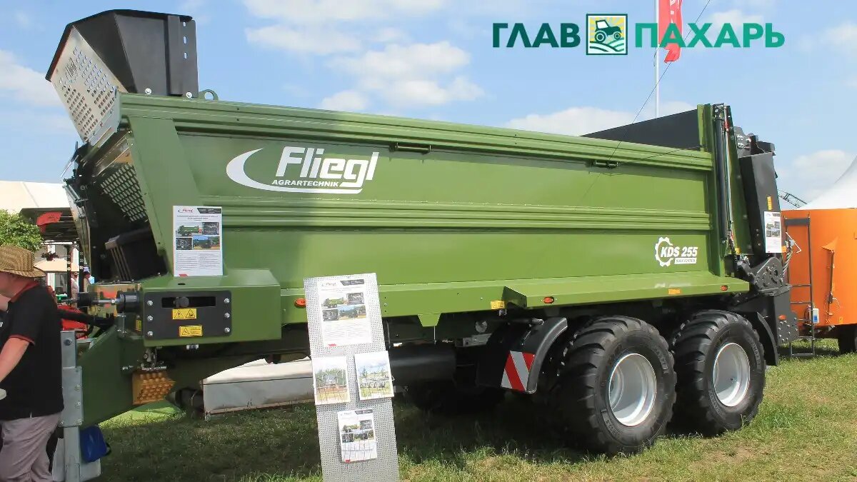 Фото: © Артём Борисов / Glavpahar.ru
Новую модель навозоразбрасывателя Fliegl KDS 255 Muck Control презентовали на Золотой Ниве 2025