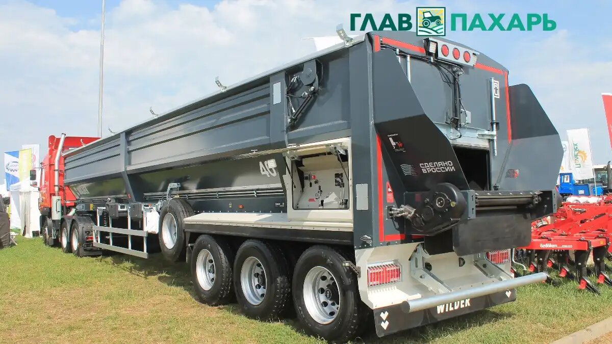 Фото: © Артём Борисов / Glavpahar.ru
Новый полуприцеп для картофелеводов с донной разгрузкой Wilder показали на Золотой Ниве 2025