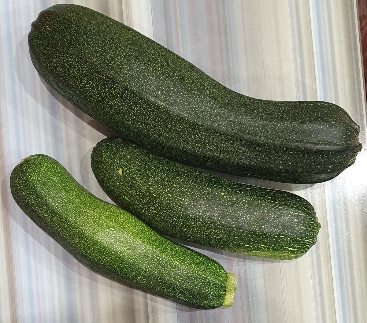 Свежий урожай цукини для заморозки. Фото автора.