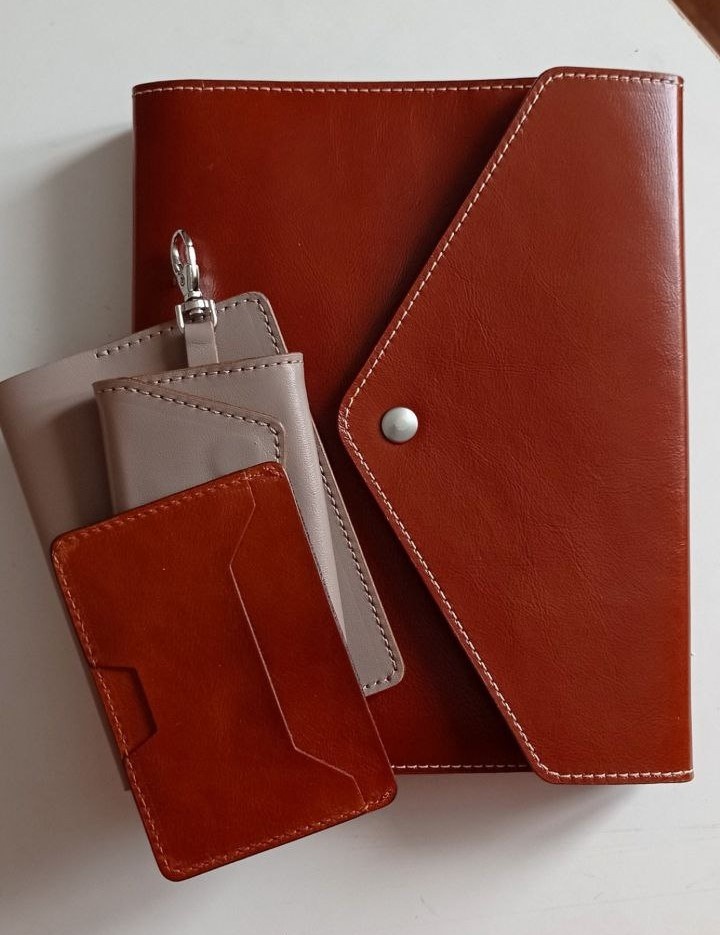 Комплект из ежедневника, картхолдера, обложки и ключницы