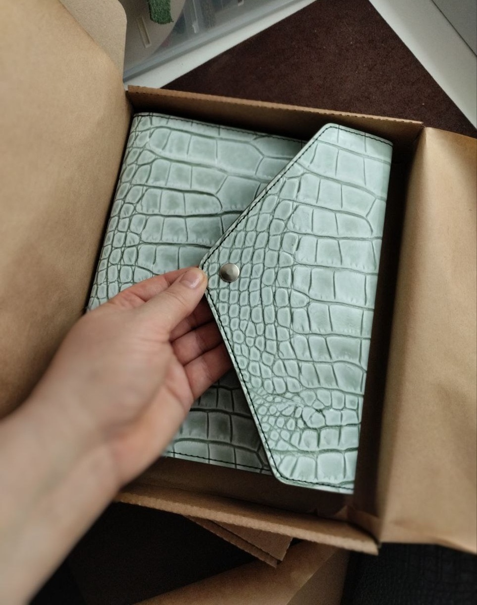 ежедневник из кожи с тиснением кроко