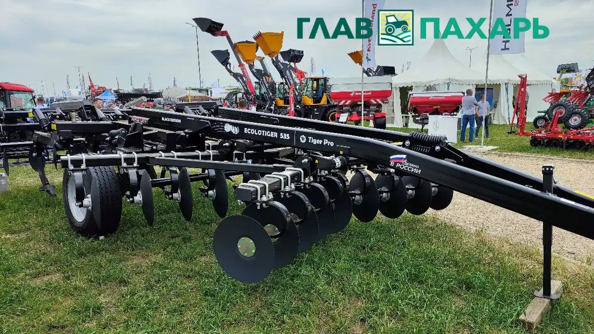Фото: © Артём Борисов / Glavpahar.ru
На выставке Золотая Нива 2025 показали почвообрабатывающие агрегаты Ecolotiger 535 Tiger Pro в версии Black Edition