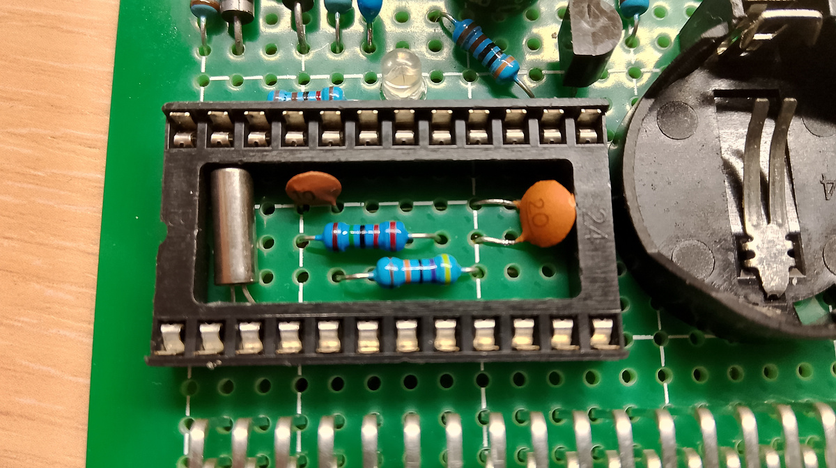 Разместить обвязку кварцевого резонатора лучше под микросхемой