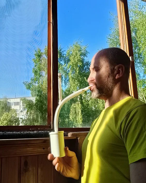 Во время сеанса дыхания на этом тренажере организм получает кратковременную гипоксическую тренировку, человек как-будто попадает в горы, где, как известно, кислорода в воздухе меньше — именно таким воздухом дышат знаменитые кавказские долгожители.
