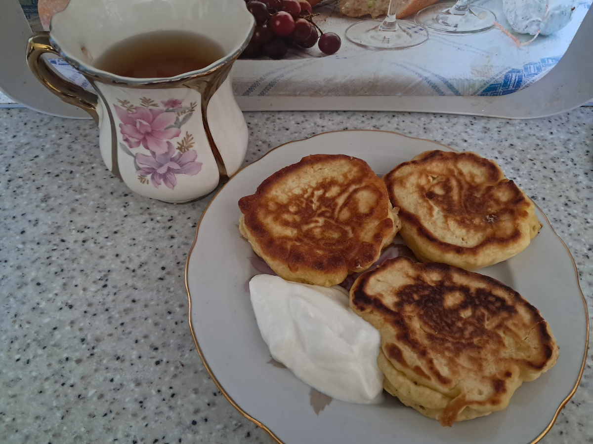 Можно подать со сметаной, вареньем и медом.