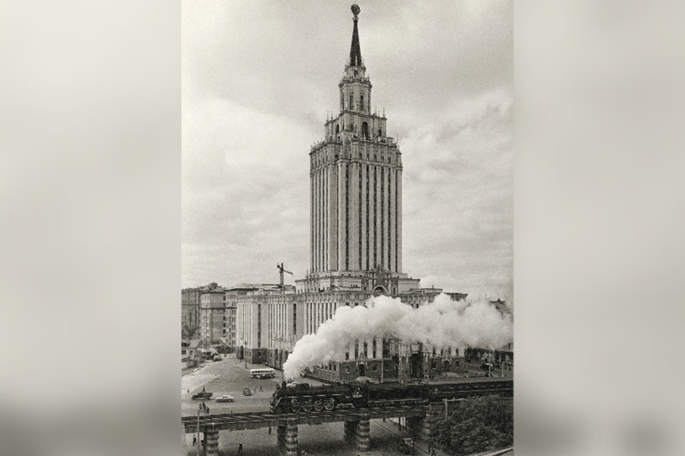    Каланчевская улица в 1968 году. Гостиница "Ленинградская" сегодня по-прежнему на своем месте, а паровозы заменили высокоскоростные поезда. / Пресс-служба Мультимедиа Арт-Музея