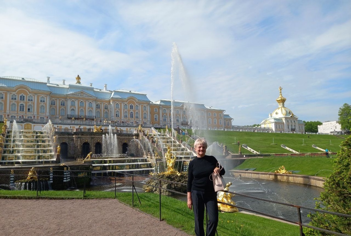 Ранее утро. Нижний парк почти безлюдный. Мы приехали на такси. Обратно отправимся на Метеоре по Финскому заливу.
