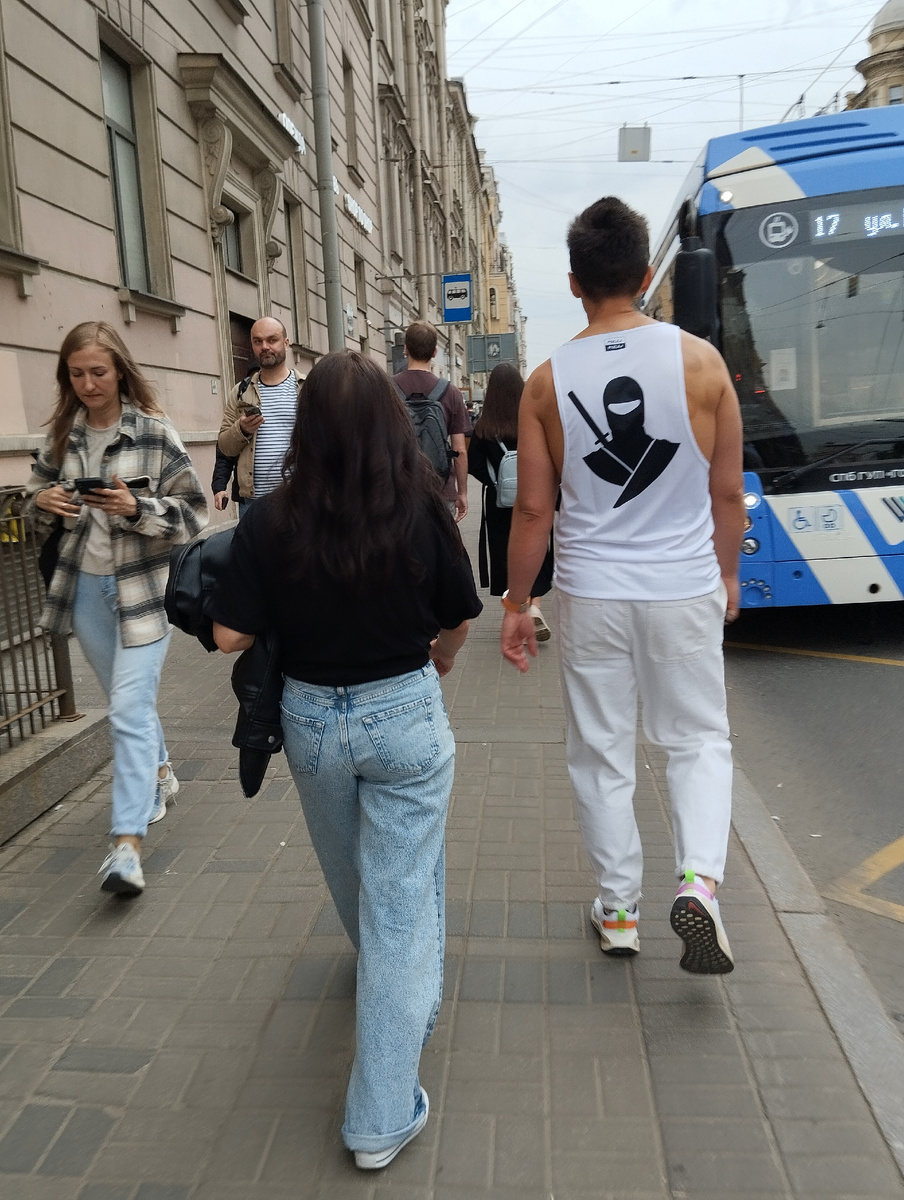 Гороховая - вообще-то не какая-нибудь заштатная улица, она пересекает Фонтанку, Грибанал, Мойку и ведёт прямо к Адмиралтейству. 