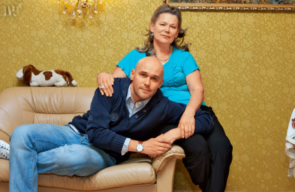 на фото Максим Аверин с мамой 
