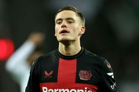 
Руководство “Баварии” пыталось переманить Флориана Виртца в свой клуб, но потерпело неудачу! 😔

Как сообщает Bayern&Germany со ссылкой на Suddeutsche Zeitung, 18 мая, в день празднования чемпионства “Баварии”, состоялась встреча полузащитника “Байера” с руководством мюнхенцев. 🤝

Виртца встретили в аэропорту и отвезли в отель, где Флориан сначала провел беседу с главным тренером Венсаном Компани, а затем пообщался с представителями руководства – Ули Хенессом, Карлом-Хайнцем Румменигге, Максом Эберлем, Кристофом Фройндом и Яном-Кристианом Дрезеном. 😮

Однако, спустя 5 дней, Виртц отклонил предложение “Баварии”! ❌ Что заставило талантливого полузащитника отказаться от перехода в один из сильнейших клубов мира? 