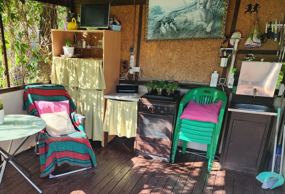 Компактная кухонная зона со всем необходимым