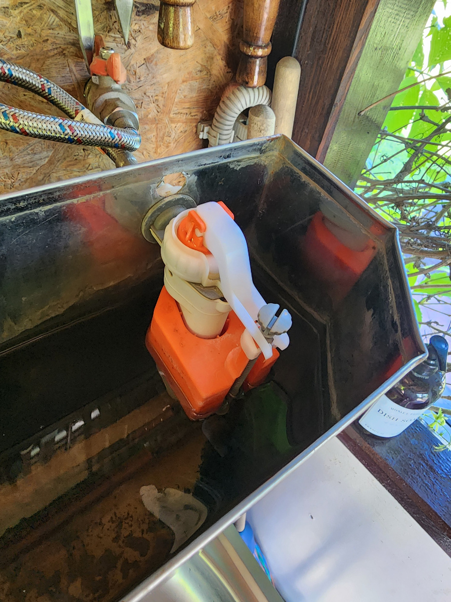 Автоматический клапан в баке и несложная система в колодце обеспечивают постоянное наличие воды