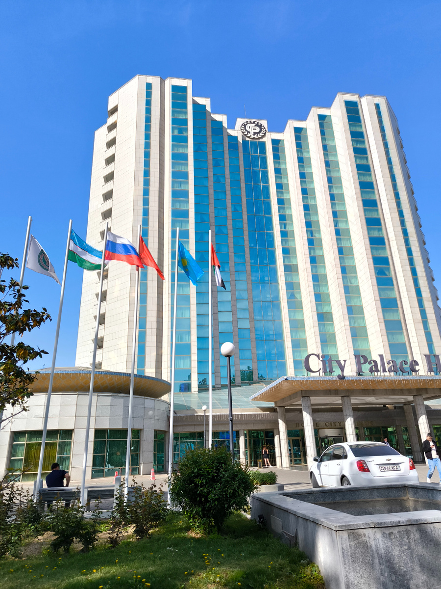 Вид на отель City Palace Ташкент с улицы