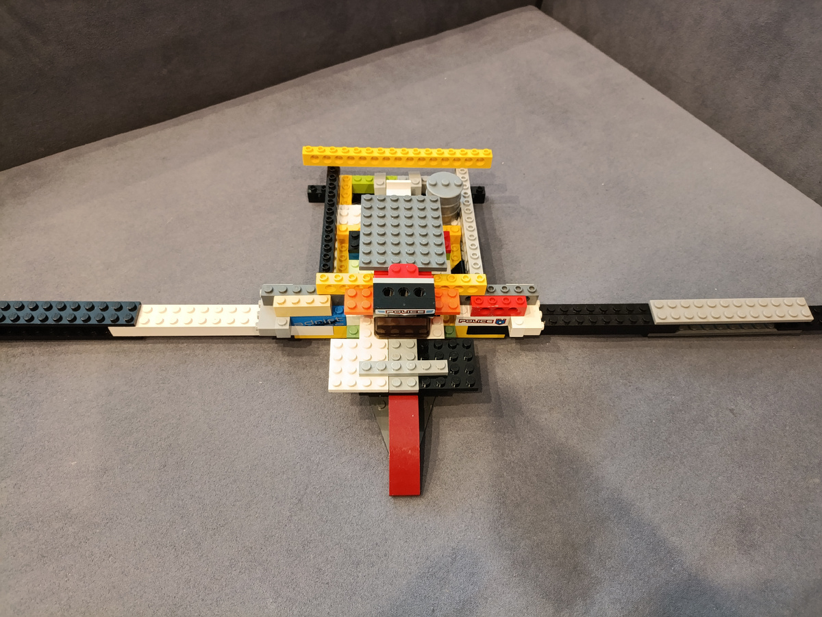 Дёма соорудил самолёт. Увлеклись снова лего