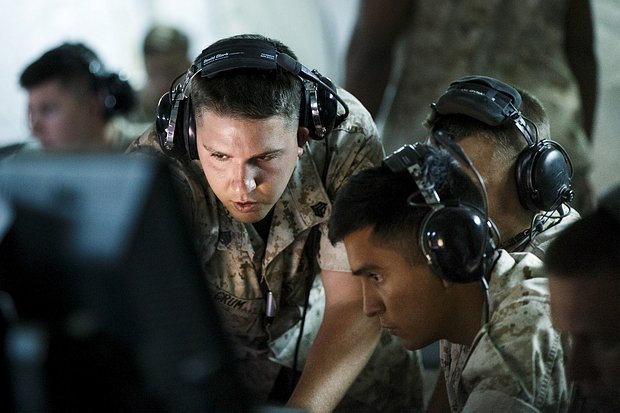    Морские пехотинцы из 1-й эскадрильи управления воздушным движением морской пехоты США на военно-морской базе Си-Рейндж, Пойнт-Мугу, штат Калифорния, США, 31 июля 2015 года. Фото: Patrick T. Fallon / Reuters