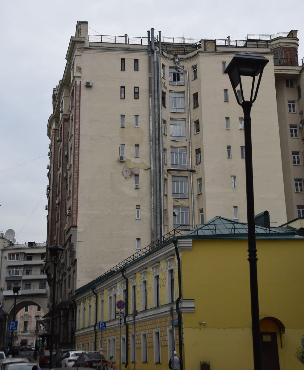 Большой Гнездниковский переулок д. 10. Дом, построенный по проекту архитектора и предпринимателя Э. Нирнзее. Фото автора канала "Приключения Тома Сойера".
