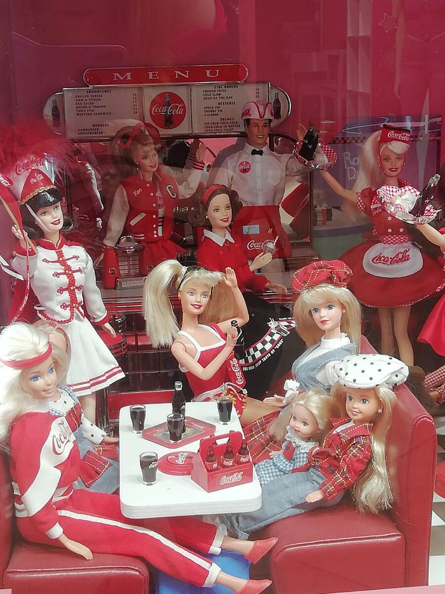 Серия, посвященная компании Coca Cola