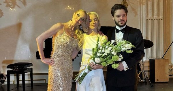    Анастасия Волочкова с дочерью и ее женихом