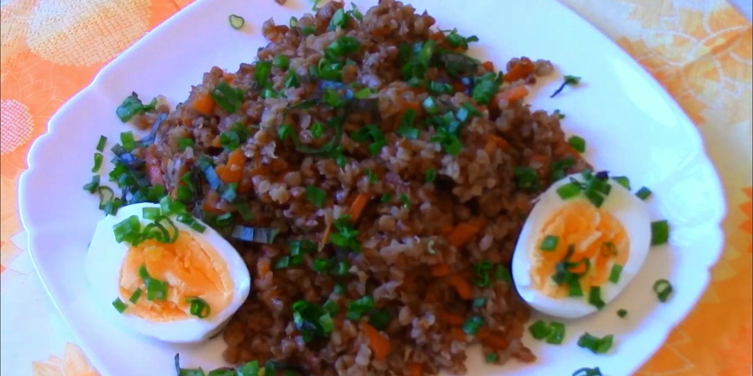 Нежная рассыпчатая гречка с овощами.