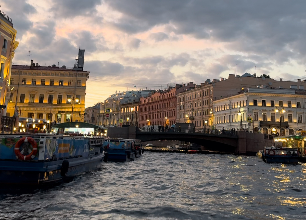 Невский проспект с Мойки