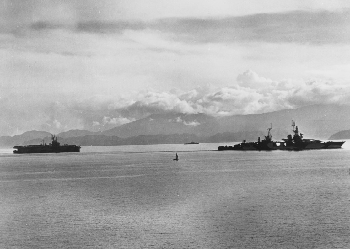 Утро 1  января 1945 года - корабли 77-го оперативного формирования проходят через пролив Суригао. Первым идет тяжелый крейсер CA-28 "Луисвилл". На заднем плане берег острова Минданао, где там японские наблюдательные пункты. Между колоннами боевых кораблей проходит лодка местных рыбаков.