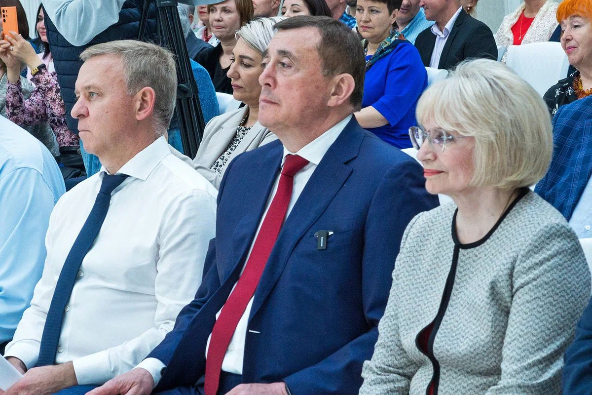 Мэр Южно-Сахалинска Сергей Надсадин, губернатор Валерий Лимаренко и главный редактор газеты Татьяна Вышковская.