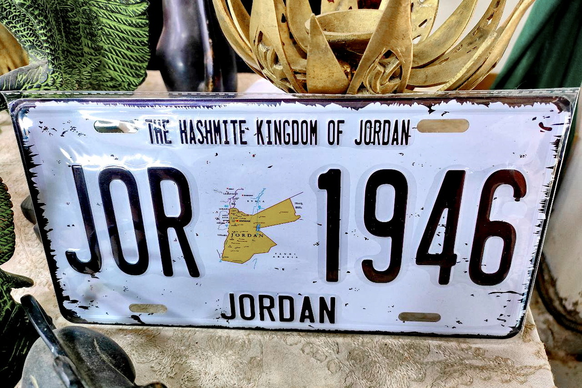 Просто иорданский сувенир, даже не знаю, покупают или нет...