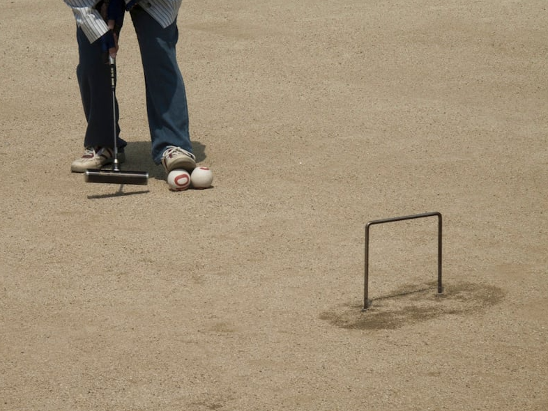 Вот мяч - болл, а вот ворота - гейт. Просто и понятно