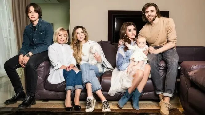 Анастасия Заворотнюк в кругу семьи: сын Майк, мать Валентина, дочь Анна, маленькая Мила и Петр Чернышев 