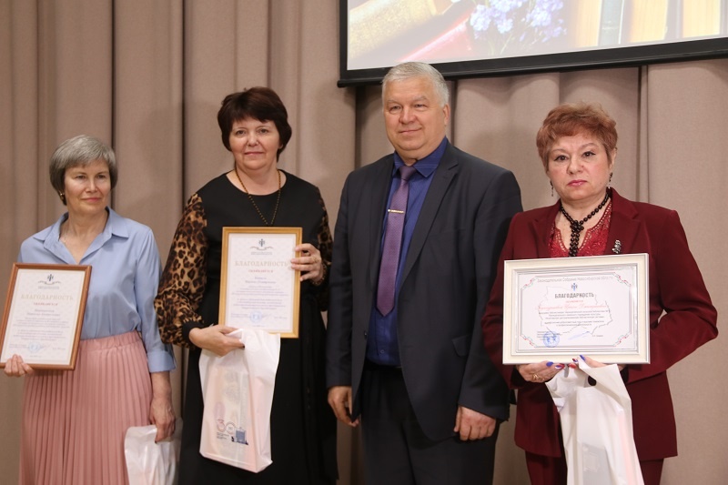    Борис Шпека вручил Благодарность Заксобрания Ирине Дмитриевне Кунгурцевой (справа), ведущему библиотекарю Чернореченской сельской библиотеки; Благодарности Министерства культуры НСО Наталье Анатольевне Мартыновой (слева) — заведующей методическим отделом межпоселенческой библиотеки и Марине Дмитриевне Батыль — ведущему библиотекарю Степнинской сельской библиотеки