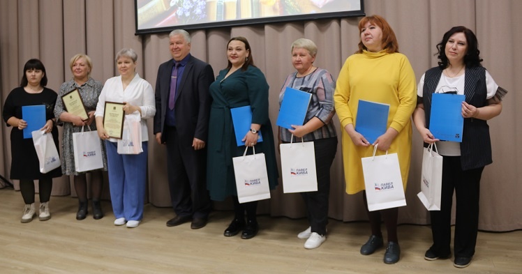    От имени главы района Почетные грамоты и Благодарности лучшим работникам ЦБС вручал заместитель по соцвопросам Борис Шпека