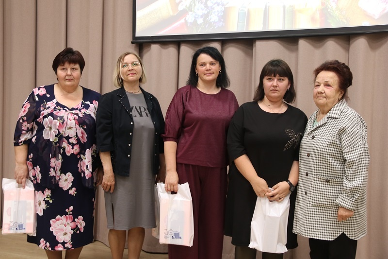    От депутата Заксобрания Андрея Шимкива лучших работников библиотечной системы поздравляла Татьяна Парфенцова (справа)
