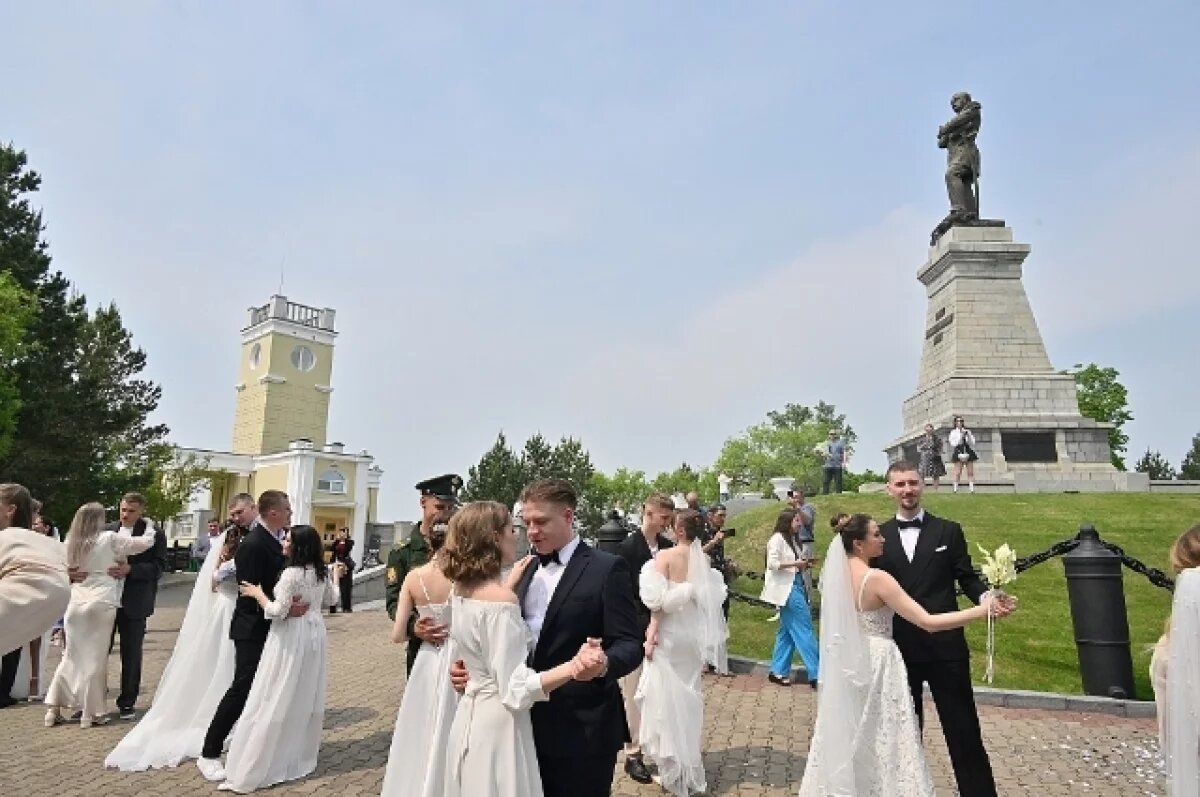    В Хабаровске пары поженились на Амурском утёсе в честь Дня города
