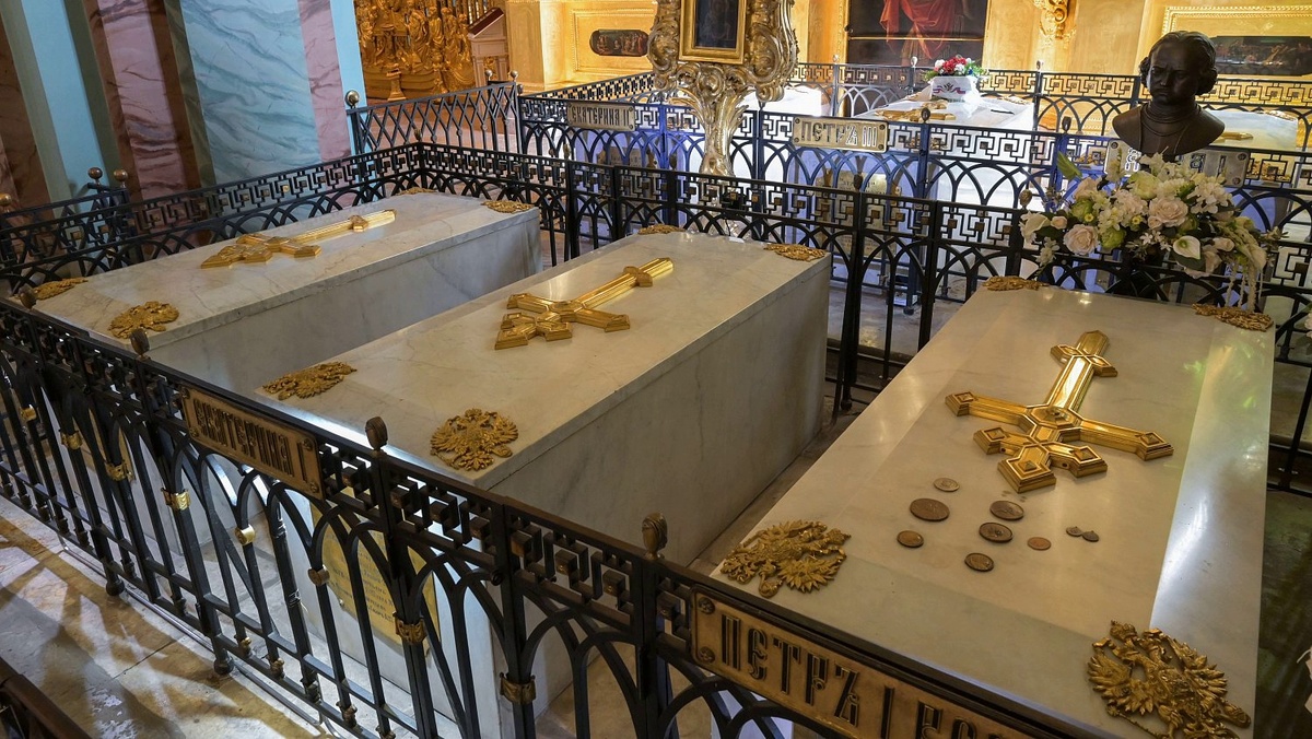 Справа налево: саркофаги Петра I, Екатерины I, Елизаветы Петровны