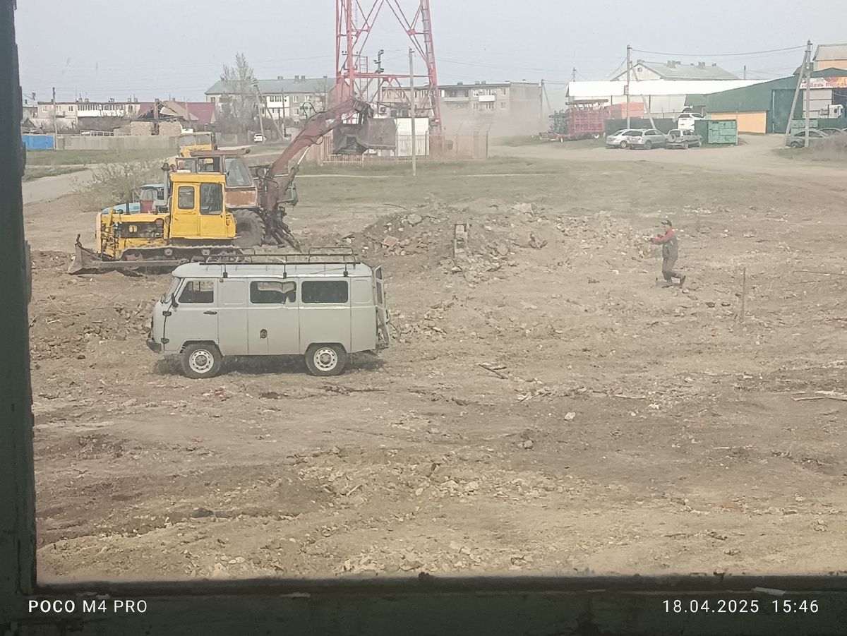 мужик в камуфляже, сливающийся с ландшафтом, прекрасен, я считаю )))