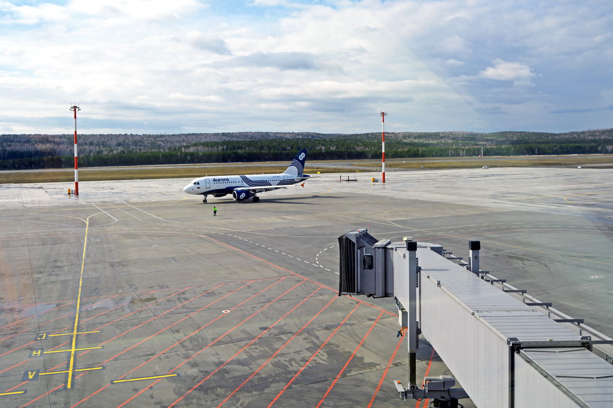     Первым делом перрон обновили у нового терминала, добавив возможность работы с телетрапами