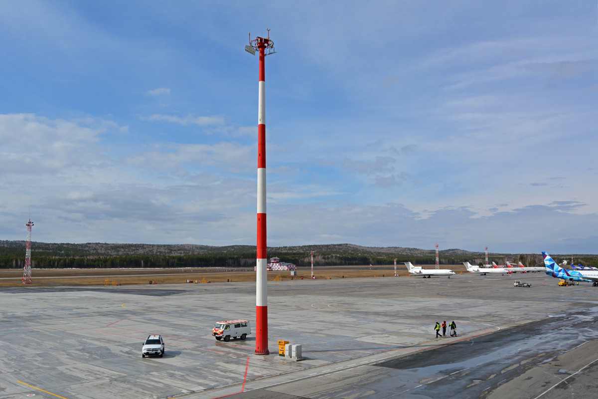     В прошлом году был открыт еще один участок обновленного перрона аэропорта Красноярск. Помимо ускорения противообледенительной обработки и возможности «парковки» самолетов без тягачей  здесь также смонтированы пит-системы для подзарядки воздушных судов