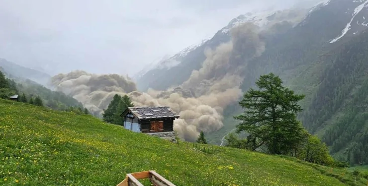 Фото. Сошедший ледник разрушил швейцарскую деревню Блаттен. Фото из открытых источников. 