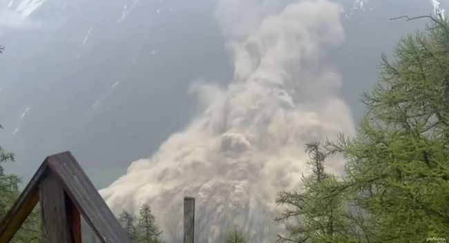 Ледник несётся на швейцарскую деревню Блаттен. Стоп-кадр: Жан-Кристоф Ботт