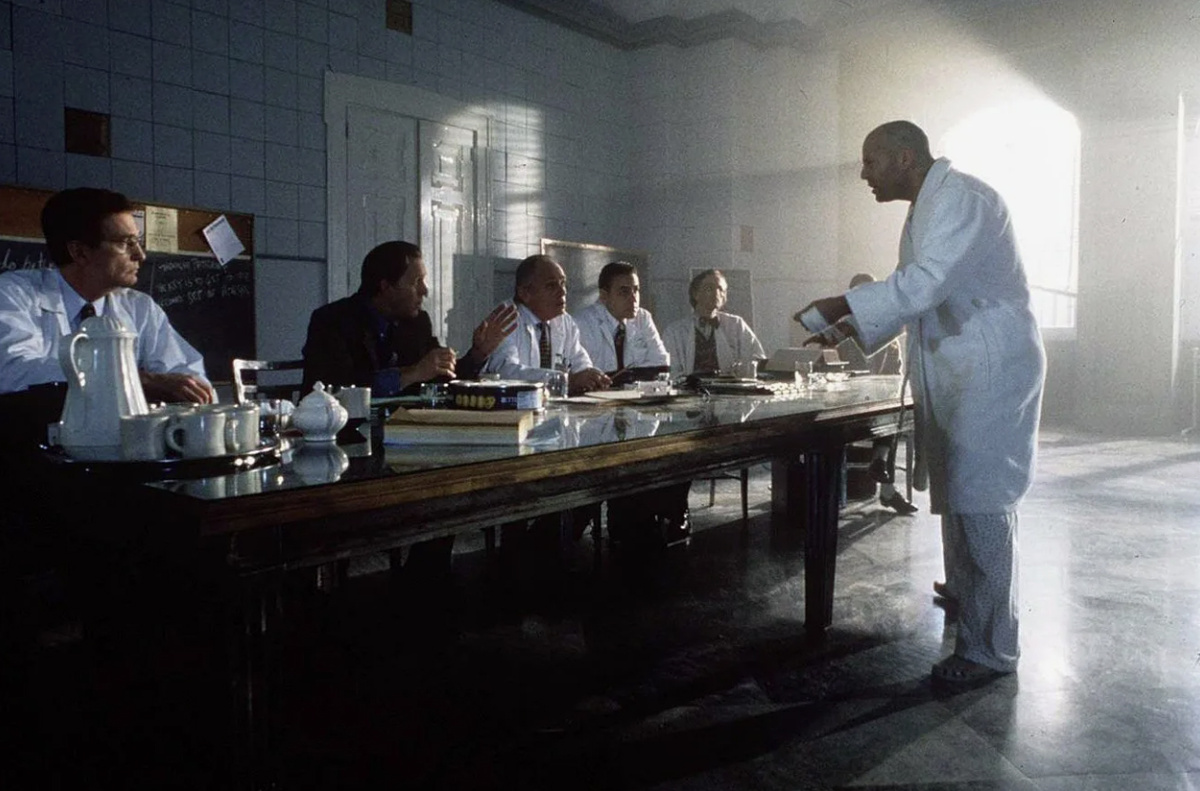 Кадр из фильма "12 обезьян" (1995)