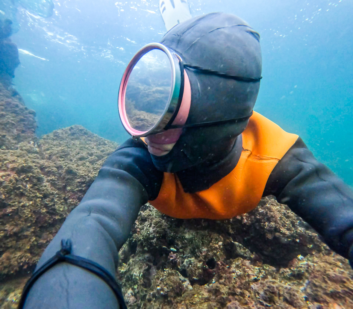 32-летняя хэнё Ли А Ран снимает себя ныряющей под водой во время сбора морских продуктов. (Предоставлено Ли)